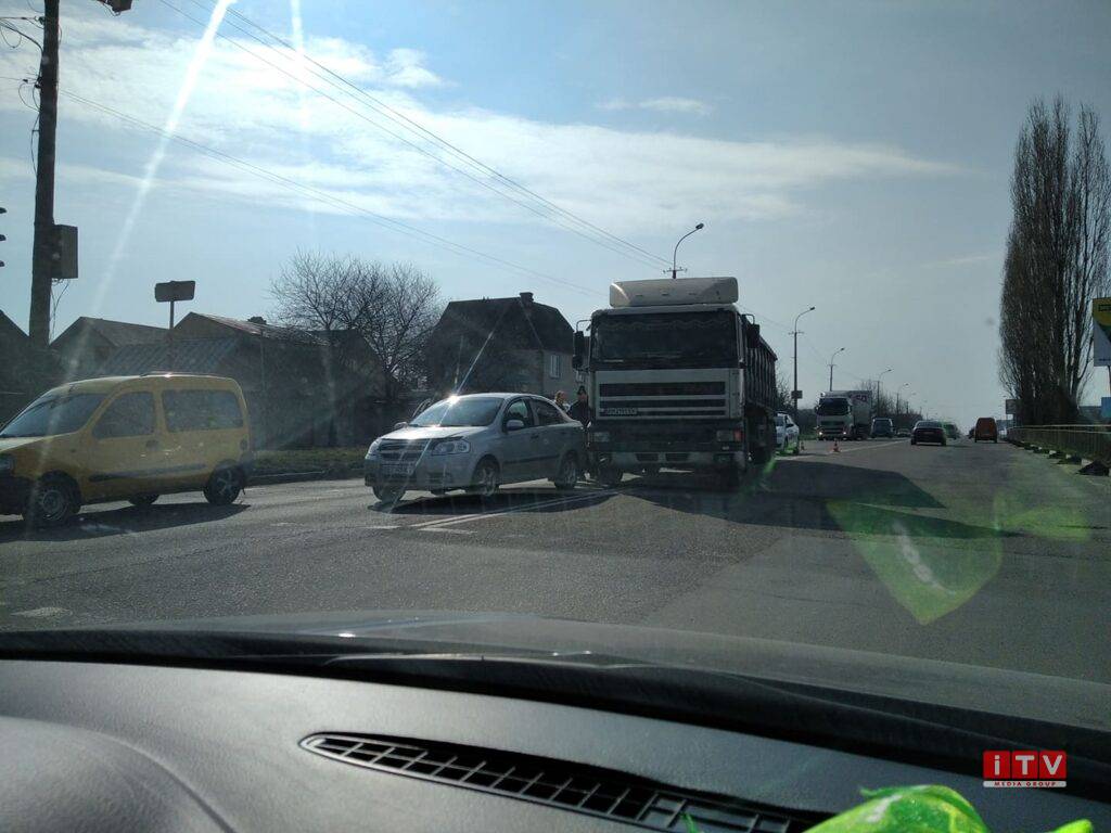 У Рівному – ДТП за участі вантажівки та легковика