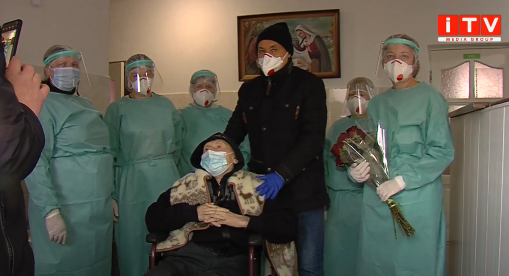 На Рівненщині виписали 100-річного пацієнта, який поборов коронавірус (ВІДЕО) На Рівненщині виписали 100-річного пацієнта, який поборов коронавірус (ВІДЕО)