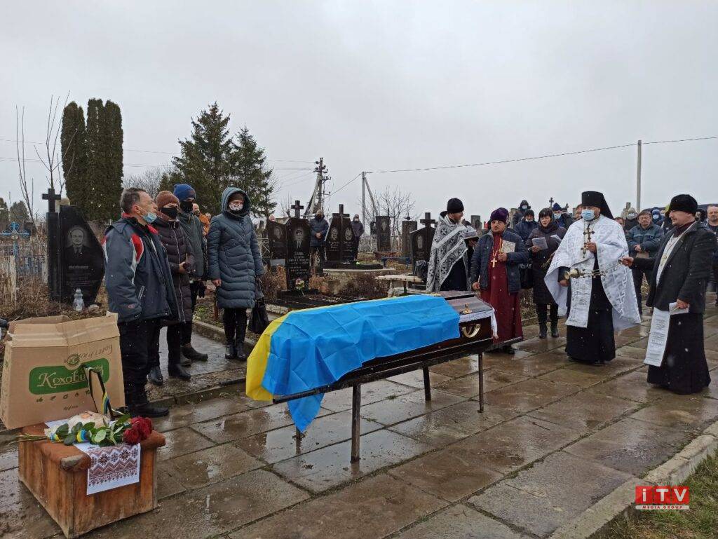 У Здолбунові попрощалися з директором музею, який помер від COVID (ФОТО) У Здолбунові попрощалися з директором музею, який помер від COVID (ФОТО)