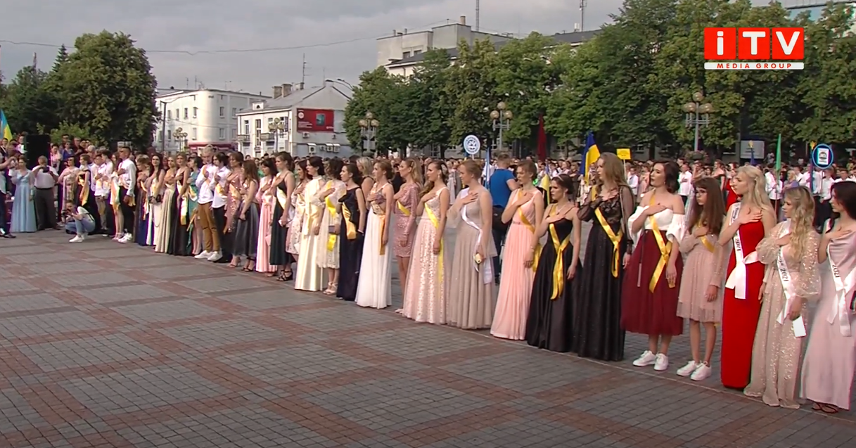 Випускний-2021: як відбувалося святкове дійство у Рівному (ВІДЕО) | ITV ...